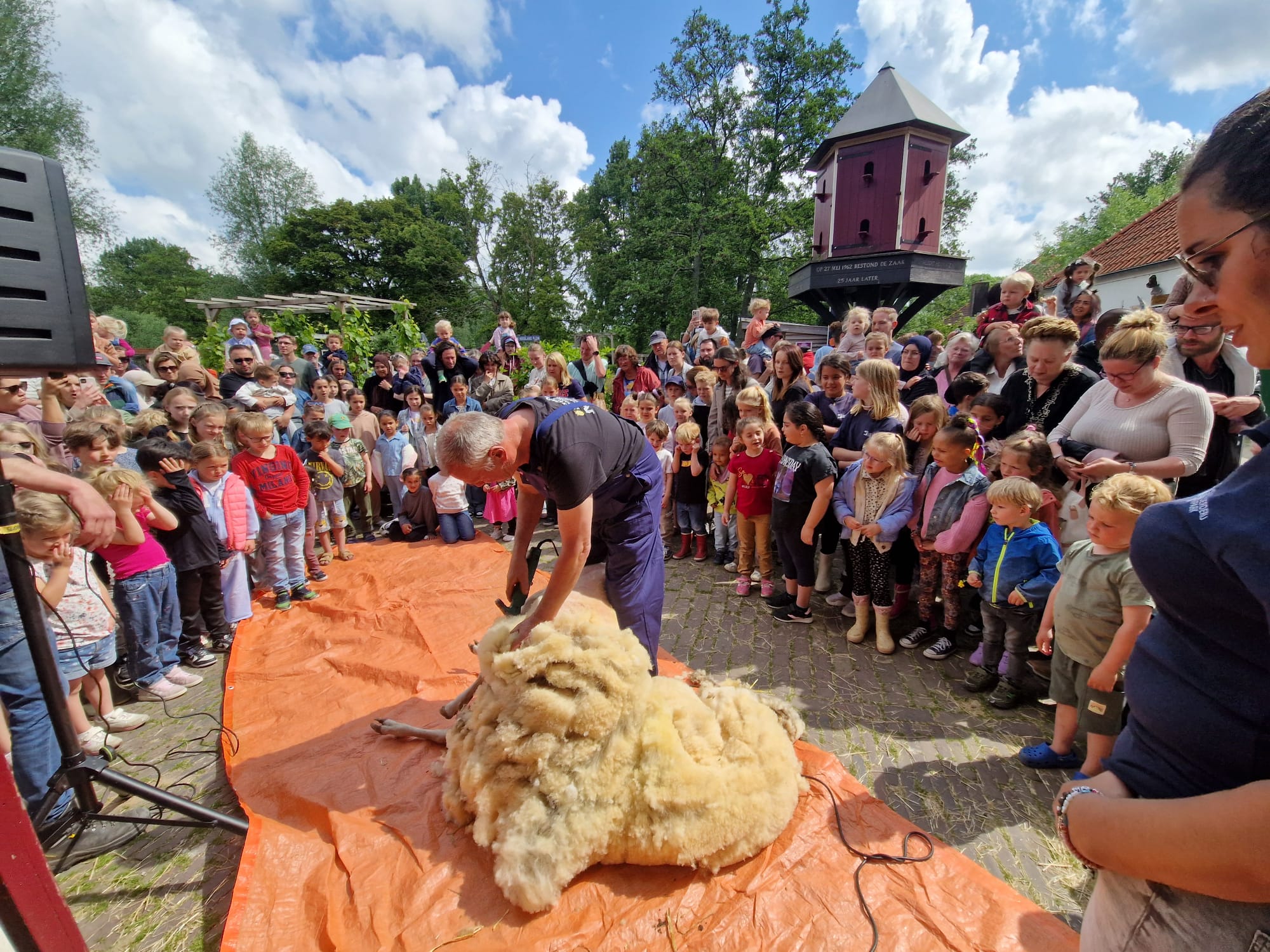 Zonder jas ’t weiland in